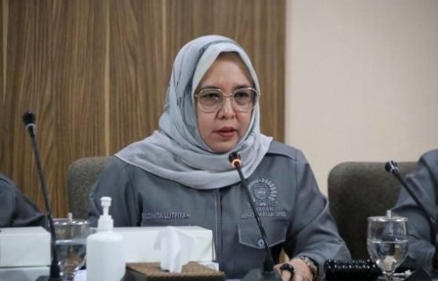 Hajah Qonita Lutfiyah Salurkan Bantuan Bedah Rumah Guru Ngaji di Tapos : Politik Itu Hadir Untuk Rakyat