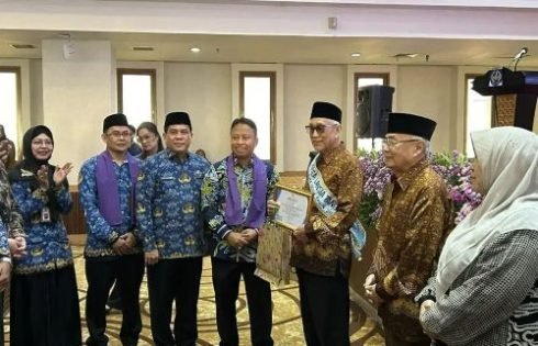 Tiga Lansia Inspiratif Dikukuhkan Jadi Duta Lansia Depok oleh Wali Kota Supian Suri