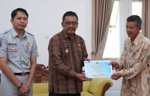 Bupati Sukabumi dan Jasa Raharja Serahkan Santunan Kepada Ahli Waris Korban Kecelakaan Lalu Lintas