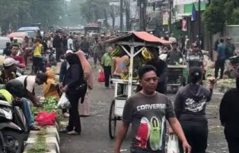 Pemkot. Bekasi Tertibkan PKL Pasar Tumpah, Wali Kota Tegaskan Jalan Harus Kembali Untuk Kepentingan Publik