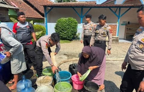 Polres Sukabumi Salurkan Air Bersih Untuk Warga Terdampak Kemarau di Bantar Gadung