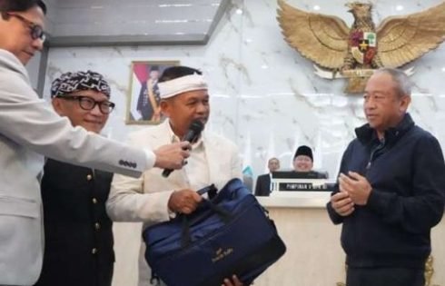 KDM Penuhi Janji, Berikan Bonus Rp1 Miliar Untuk Persib Usai Raih Hattrick Juara