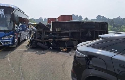 Truk Wingbox Terguling Usai Tabrakan dengan Mobil Listrik BYD di Tol Bocimi, Sopir Dilarikan ke RSUD Sekarwangi