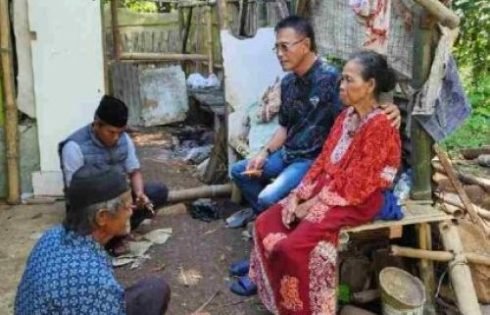 Tinggal di Gubuk Pinggir Sawah, Lansia di Ciamis Dapat Perhatian Langsung dari Bupati