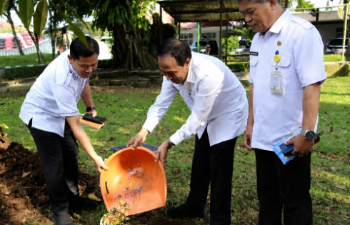 Wujudkan Kawasan Perkantoran Yang Hijau, Bersih, dan Ramah Lingkungan, Sekda Kab. Sukabumi Gagas Pembuatan Biopori di Kawasan Pendopo