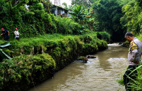 Bocah 5 Tahun Hilang di Tepi Sungai Cicatih, Tim SAR Lakukan Pencarian
