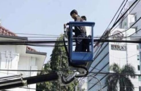 Pemkot Bandung Tertibkan Kabel Udara di Koridor Jalan Asia Afrika
