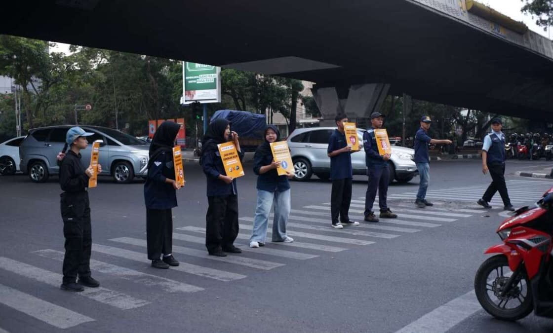 Simpang Cikapayang Rawan Kecelakaan, Komunitas dan Pemkot Bandung Turun Langsung Edukasi Pengendara