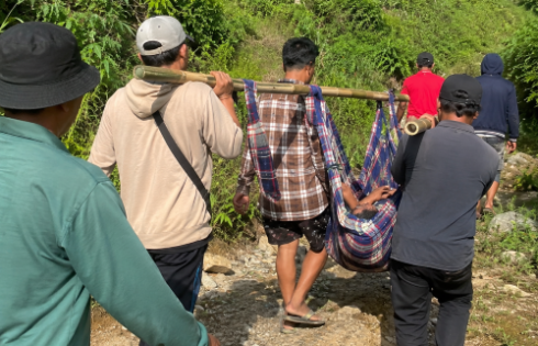 Tak Sempat Tiba di Puskesmas, Dede Meninggal di Perjalanan, Jenazah Dipikul Dengan Tandu Sarung, Karena Ambulans Tak Bisa Masuk