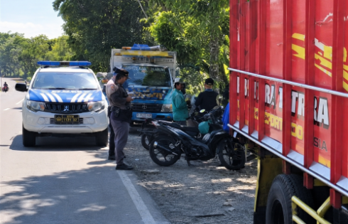 Diduga Hilang Konsentrasi, Pengendara Honda Beat Tewas Usai Tabrak Truk Parkir