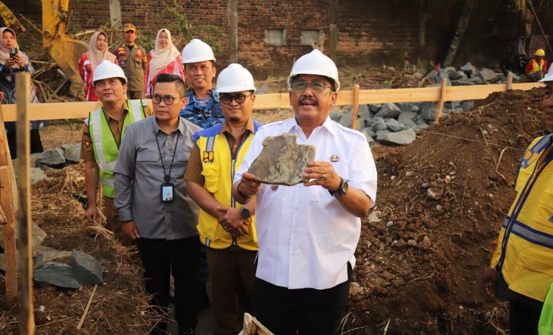 Bupati Sukabumi Letakkan Batu Pertama Pembangunan Kantor Kecamatan Surade dan Ciracap