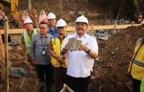 Bupati Sukabumi Letakkan Batu Pertama Pembangunan Kantor Kecamatan Surade dan Ciracap