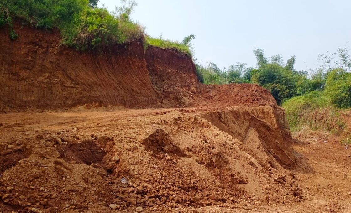 Warga Segel Proyek Perumahan di Padalarang, Khawatir Cut and Fill Picu Longsor