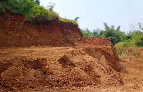 Warga Segel Proyek Perumahan di Padalarang, Khawatir Cut and Fill Picu Longsor