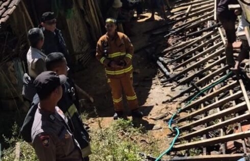 Duduga Korsleting Listrik, Polsek Banjarwangi Cek TKP Kebakaran Rumah Warga