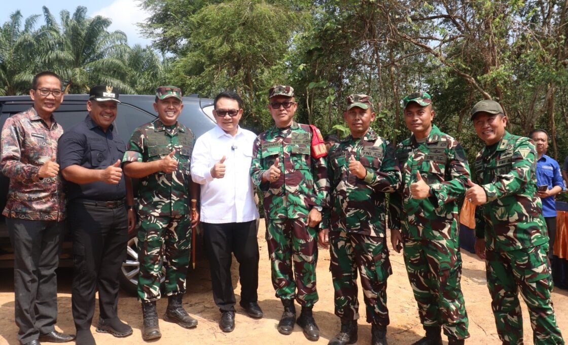 Kasdim 0402/OKI Dampingi Kepala Staf Kepresidenan Tinjau Lokasi Cetak Sawah Rakyat di Tanjung Lubuk