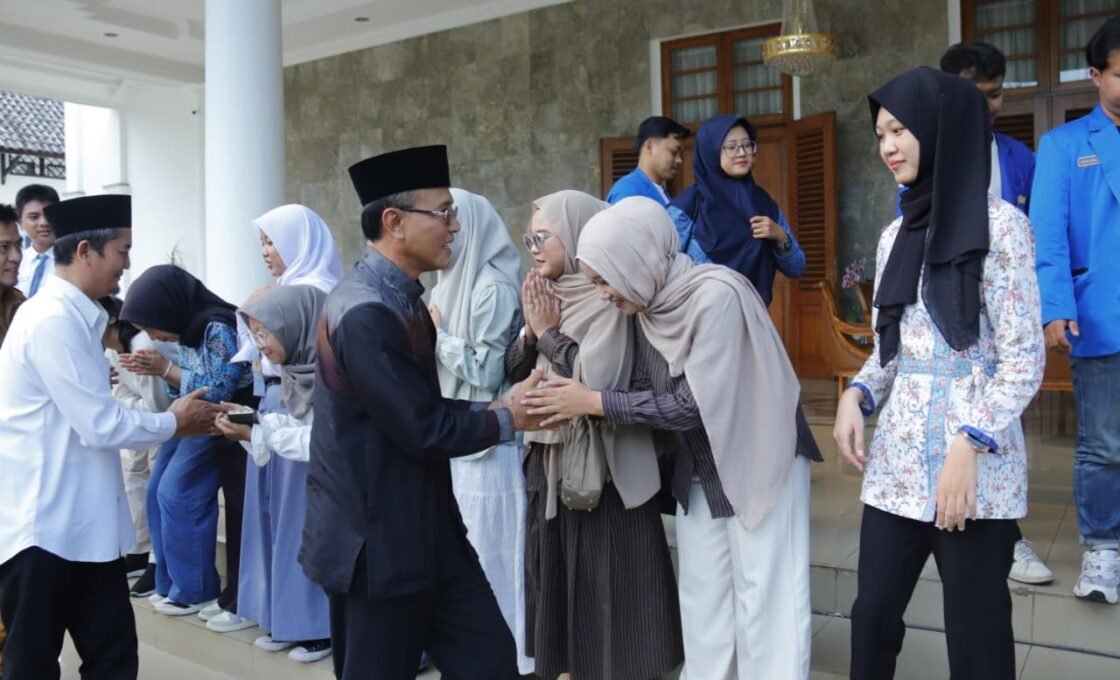 Bupati Herdiat Lepas 10 Pelajar ke Kampung Inggris