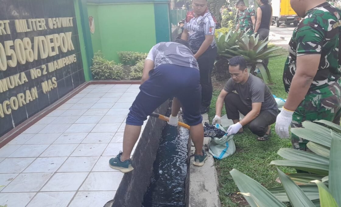 Kolonel Inf Ginanjar Pimpin Kerja Bakti di Makodim 0508/Depok, Tekankan Kebersihan Pangkal Sehat