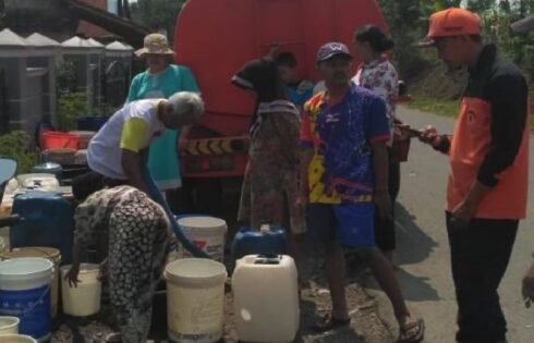 Kemarau Panjang, 400 KK di Cicurug Sukabumi Alami Krisis Air Bersih