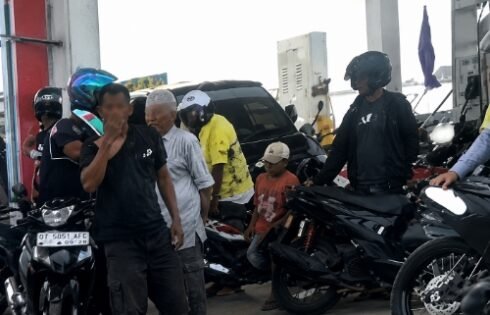 Viral Antrean SPBU Maluang Ricuh, Dugaan Oknum Aparat Potong Antrean hingga Praktik Pengetop BBM Subsidi Disorot