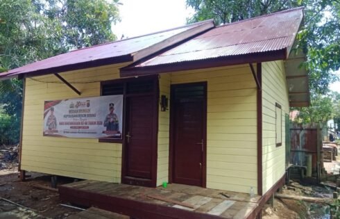 Kapolres Berau Melalui Kapolsek Teluk Bayur Wujudkan Rumah Layak Sebagai Harapan Baru Warga