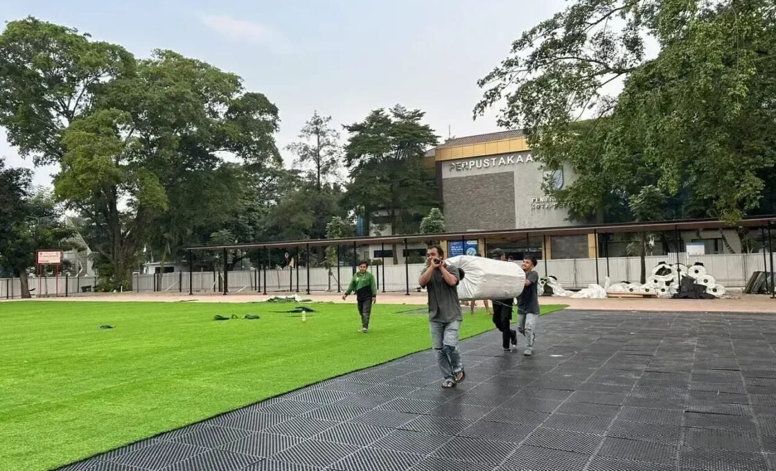 Lapangan DOS Makin Cantik ! Pemkot Depok Pasang Rumput Sintetis Tahap III, Target Selesai Akhir Juli