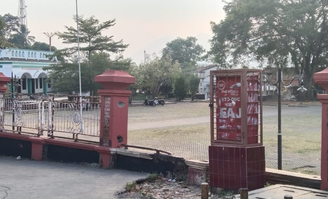 Sebulan Pasar Malam Cibatu Berakhir, Janji Perbaikan Pagar Alun-alun Belum Terwujud, Warga Pertanyakan Dana Sewa