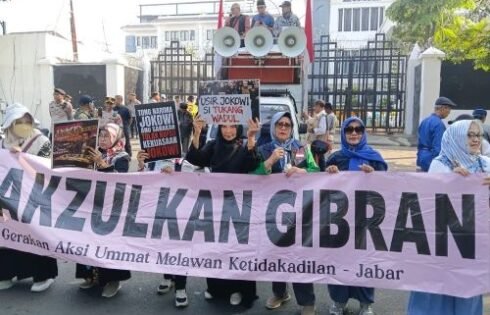 Puluhan Ormas Gelar Aksi Tolak Rencana Safari Politik Jokowi di DPRD Jabar