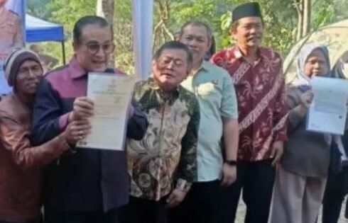 ATR/BPN Bandung Barat Serahkan Sertipikat PTSL, Dorong Kepastian Hukum Kepemilikan Tanah