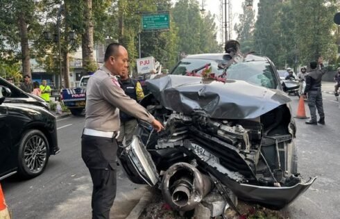 Mobil Diduga Dikendarai dalam Kondisi Mabuk Tabrak Tiang PJU di Dago Bandung, Dua Penumpang Kabur