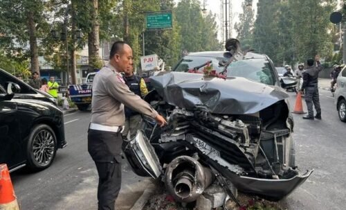 Mobil Diduga Dikendarai dalam Kondisi Mabuk Tabrak Tiang PJU di Dago Bandung, Dua Penumpang Kabur