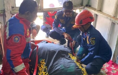 Damkar Bandung Evakuasi Jenazah Berbobot 200 Kilogram, Bongkar Dinding Rumah Demi Proses Pemakaman