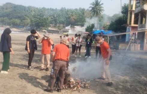 Kecamatan Cisolok dan Mahasiswa KKN UGM Gelar Gembira Pesisir 2026 di Pantai Karanghawu