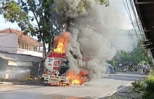 Truk Tangki Pertamina Bermuatan 24 Ribu Liter Pertalite Terbakar, Jalur Cianjur – Sukabumi Lumpuh Total