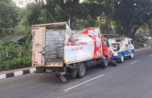 Truk Ekspedisi Terguling di Jalan Raya Bogor, Satlantas Polres Bogor Gerak Cepat Urai Kemacetan