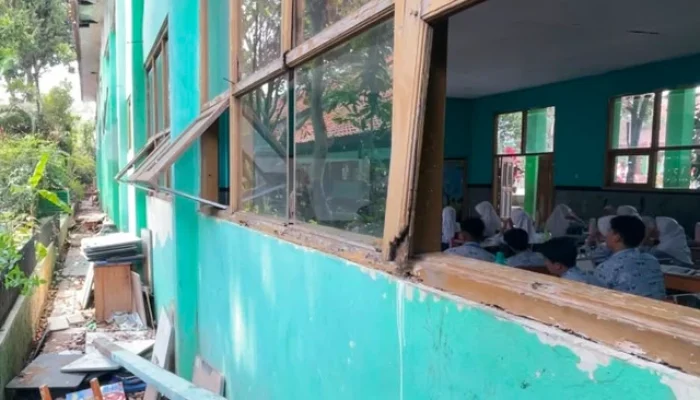 Miris! Siswa SMPN 2 Ngamprah Patungan Perbaiki Kelas Rusak, Disdik Akui 29 Ruang Butuh Rehabilitasi