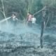 Babinsa dan Warga Labanan Jaya Bergerak Cepat Padamkan Kebakaran