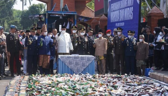 HUT ke – 81 RI, Forkopimda Bogor Musnahkan 1,5 Juta Obat Keras, Sabu hingga Ribuan Botol Miras