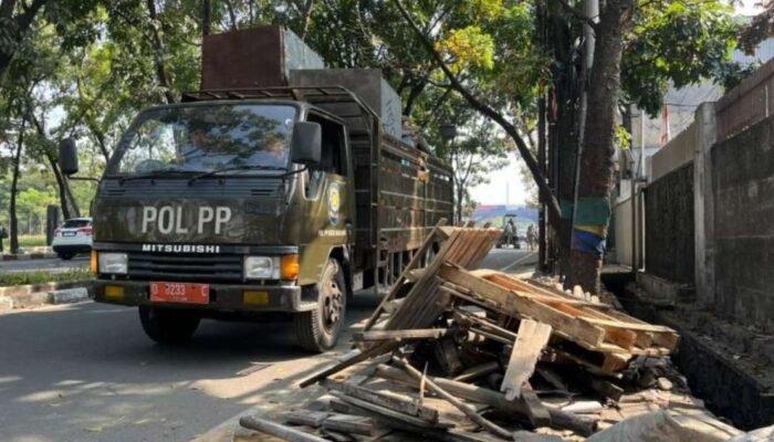 Pemkot Bandung Tertibkan 57 Bangunan Liar di Jalan Ibrahim Adjie