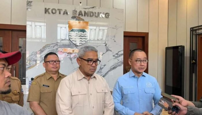 Pemkot Bandung Siapkan 10 Bibit Mahoni, Eddy Soeparno Soroti Pemotongan Pohon Ilegal