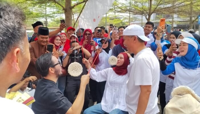 HUT RI, Bupati Bandung Barat Jeje Ikut Lomba Makan Kerupuk Bareng Istri