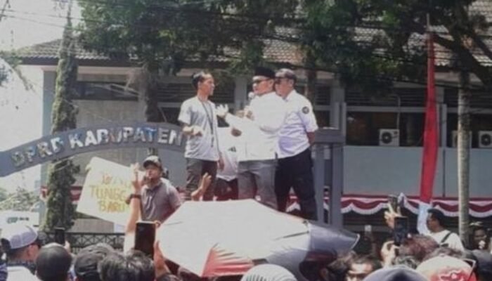 Warga Garut Selatan Geruduk DPRD, Minta Jalan Yang Layak Dan Aman Bagi Masyarakat