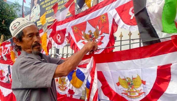 77 Tahun, Udin Tetap Jualan Bendera: Rezeki Merah Putih Tergerus Belanja Online