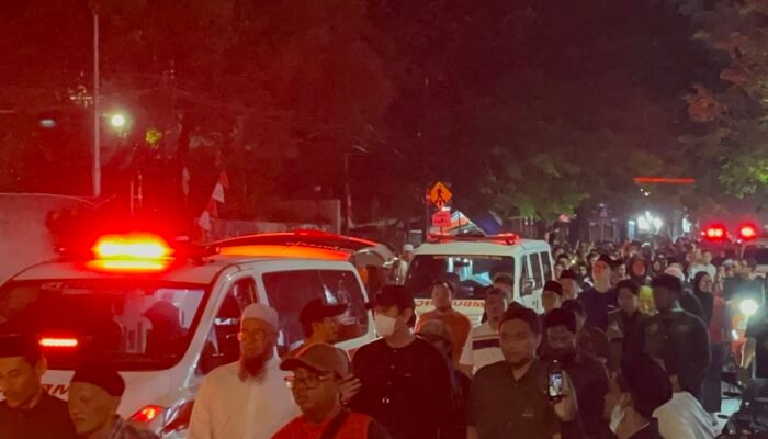 Diiringi Puluhan Ambulans, Relawan Kemanusiaan Ahmad Zaki Ali Dimakamkan di TPU Sukabumi Selatan