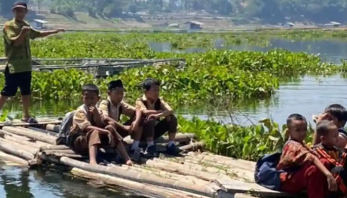 Patok Jembatan Mulai Dipasang, Harapan Siswa Kampung Sadang Tak Lagi Menyeberangi Waduk dengan Rakit