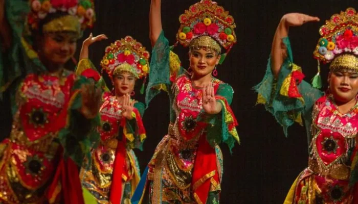 “Gesah Mak Kinang” Hidupkan Kembali Topeng Cisalak di Panggung Taman Budaya Jabar