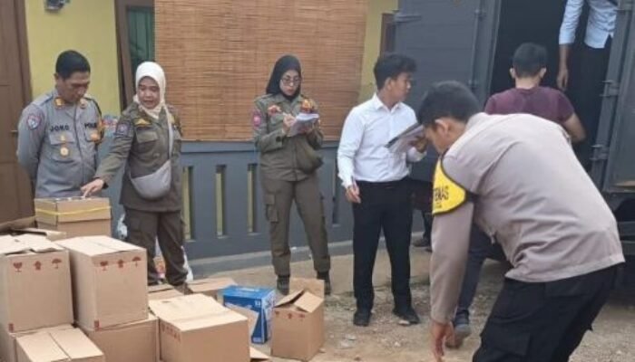 Satpol PP Sukabumi Sita 4.000 Botol Miras dari Rumah Kontrakan