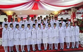 Tegap dan Bangga! Tuti Karelau dari Negeri Hative Kecil Kibarkan Merah Putih di HUT ke-81 RI Maluku