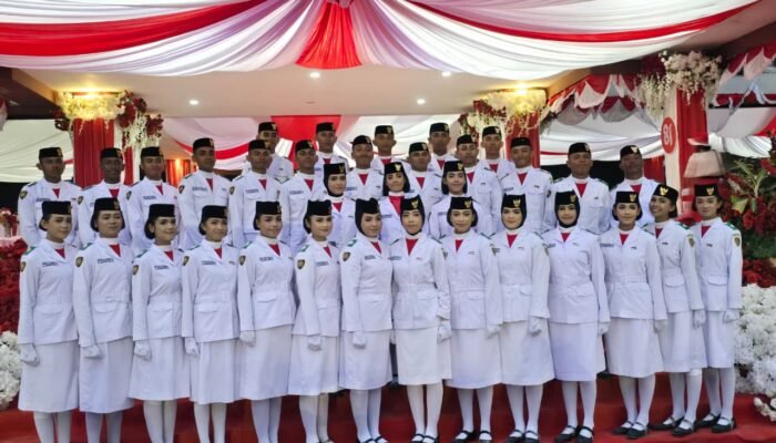 Tegap dan Bangga! Tuti Karelau dari Negeri Hative Kecil Kibarkan Merah Putih di HUT ke-81 RI Maluku