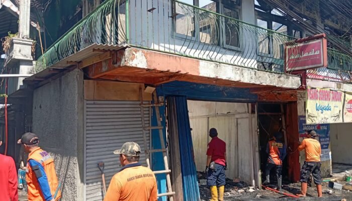 Rumah Makan Padang dan 2 Kios Lainnya di Jalan Pelabuhan II Kota Sukabumi Dilalap Api